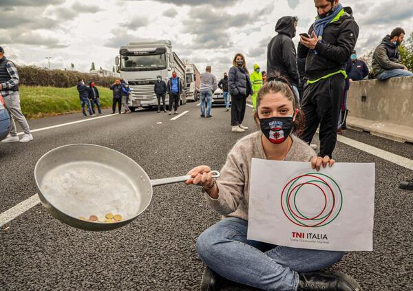 [VIDEO] Ristoratori TNI in protesta sulla A1, manifestante investito da un&rsquo;auto in fuga