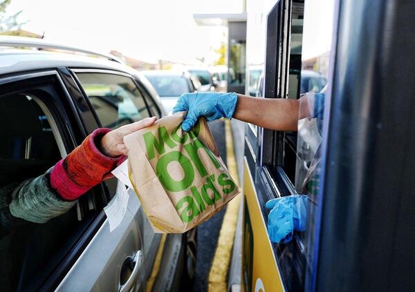 Il drive in compie 100 anni, ma &egrave; boom del McDrive: 34 milioni di auto servite nel 2020