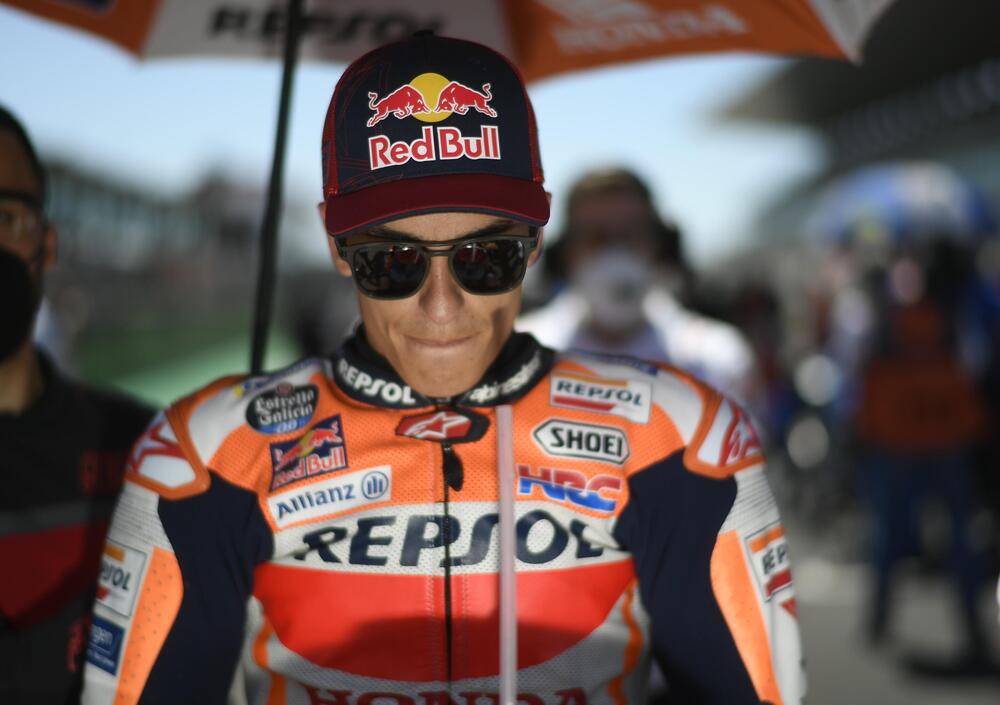 La confessione di Marc Marquez: &ldquo;Il braccio &egrave; ammaccato. La caduta di Martin mi ha fatto dire basta&rdquo;