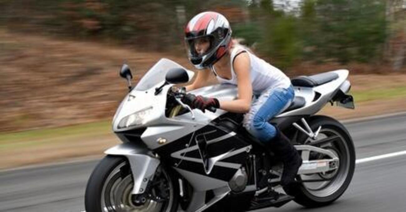 A 261 Km/h in A1: arrestata una motociclista 25enne. Era plurirecidiva