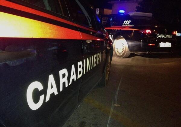 Brescia: litigano, lui le nega di andar via e lei lo investe. Poi si schianta