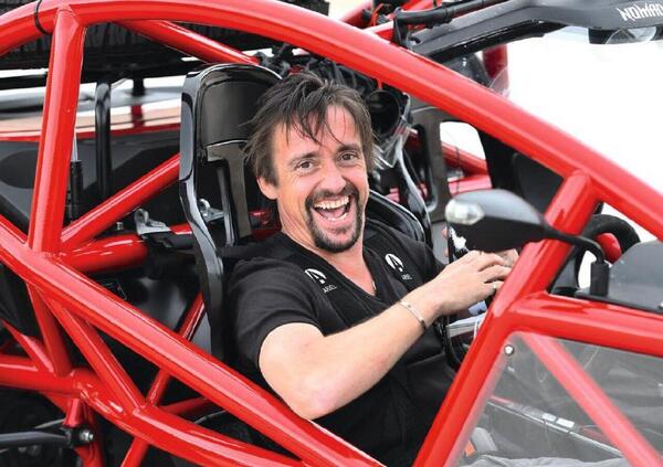 [VIDEO] Il disastroso parcheggio (con incidente) della star di Top Gear Richard Hammond