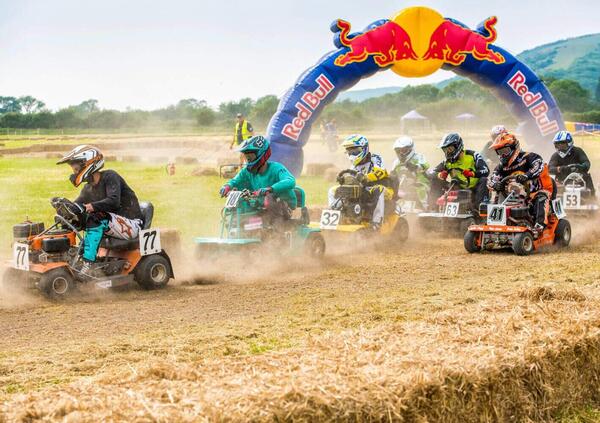 [VIDEO] Red Bull Cut It, la folle gara con i trattorini tagliaerba