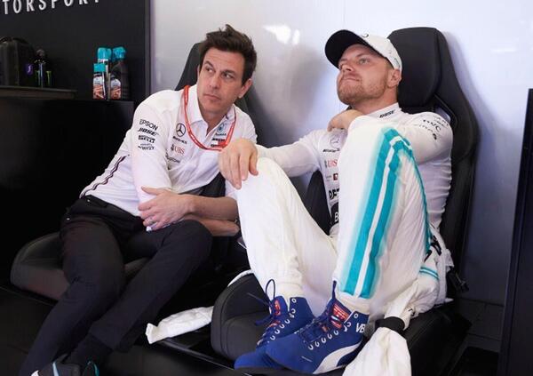 Toto Wolff fa da cheerleader a Bottas (ma non serve a niente) 