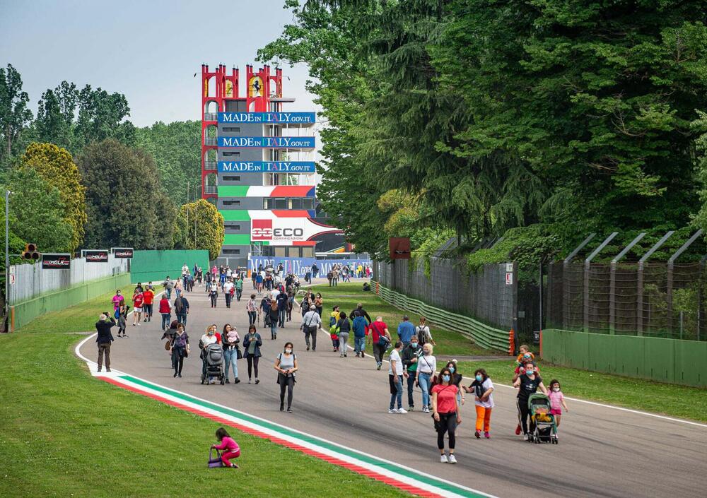 Imola riapre al pubblico per rendere omaggio a Senna: le foto pi&ugrave; belle del 1 maggio