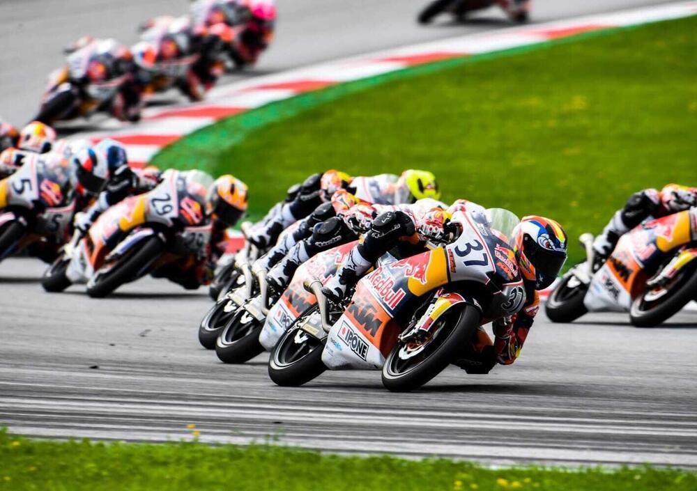 Red Bull Rookies Cup, la partenza del giovane pilota &egrave; geniale [VIDEO]