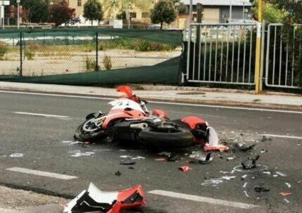 Contro un furgone con la Ducati Panigale V4 appena comprata: morto un padre di soli 41 anni