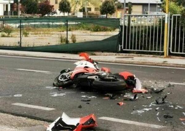 Contro un furgone con la Ducati Panigale V4 appena comprata: morto un padre di soli 41 anni