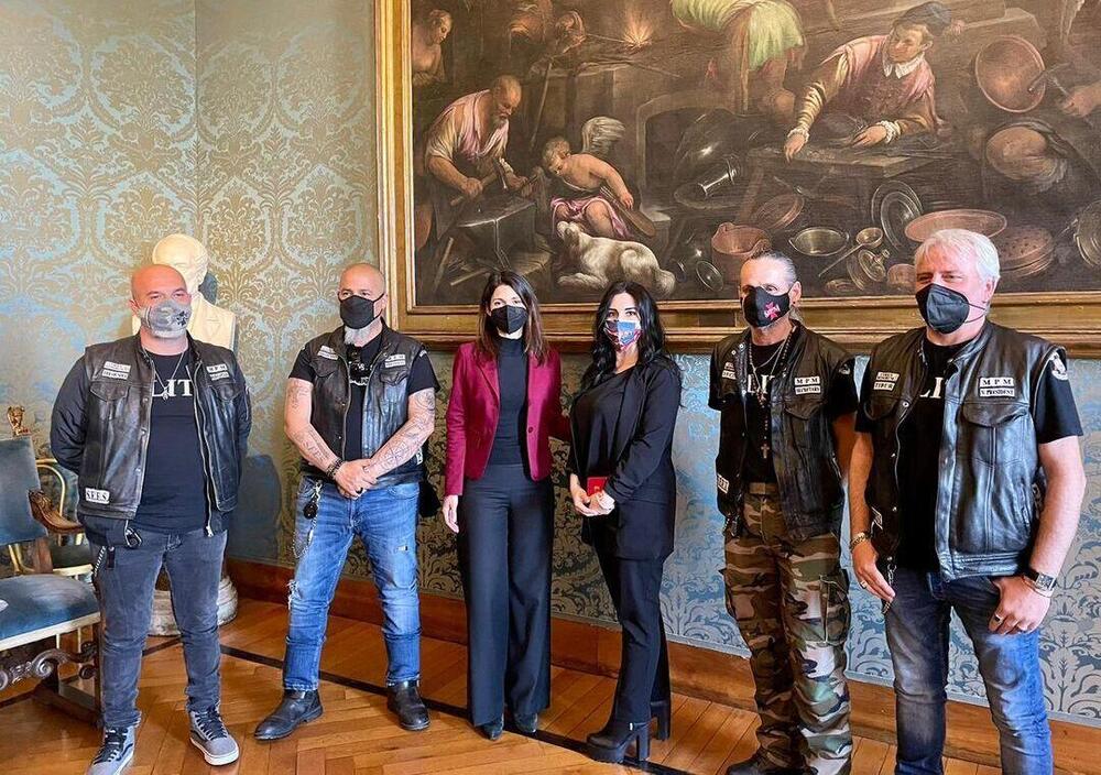 Virginia Raggi riceve i Milites Pro Minoribus, i biker che hanno aiutato Maura