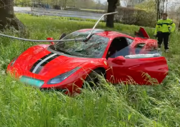 Compra una Ferrari 488 Pista e il giorno dopo si schianta fuori strada [VIDEO]