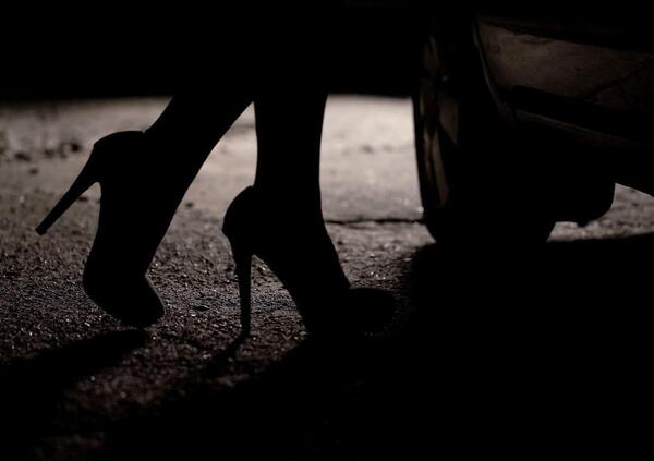 Interista festeggia lo scudetto a casa di una prostituta, ma rimedia una coltellata