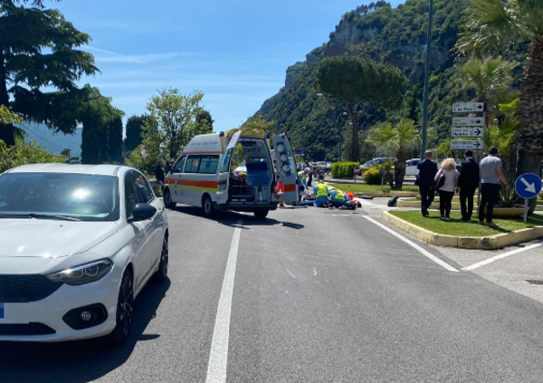 Due ventenni gravi dopo lo schianto in moto a Limone: sui social si cercano i testimoni