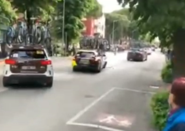 Epic fail al Giro d&rsquo;Italia: schianto tra ammiraglie alla tappa Modena-Cattolica [VIDEO] 