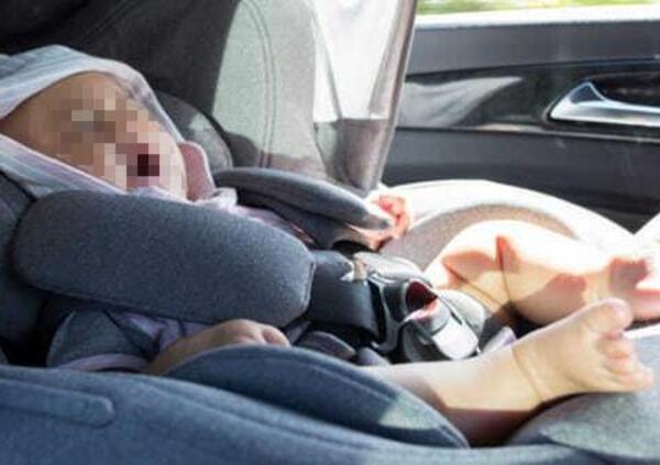 Neonata resta intrappolata in auto, intervengono i pompieri