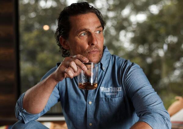 Per diventare come Matthew McConaughey basta fare tutto il contrario di quello che consiglia nella sua autobiografia