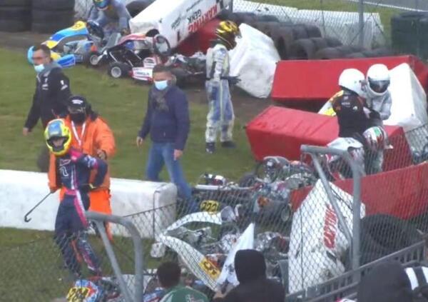 [VIDEO] Caos all&#039;Europeo kart: 15 piloti coinvolti in un incidente assurdo 