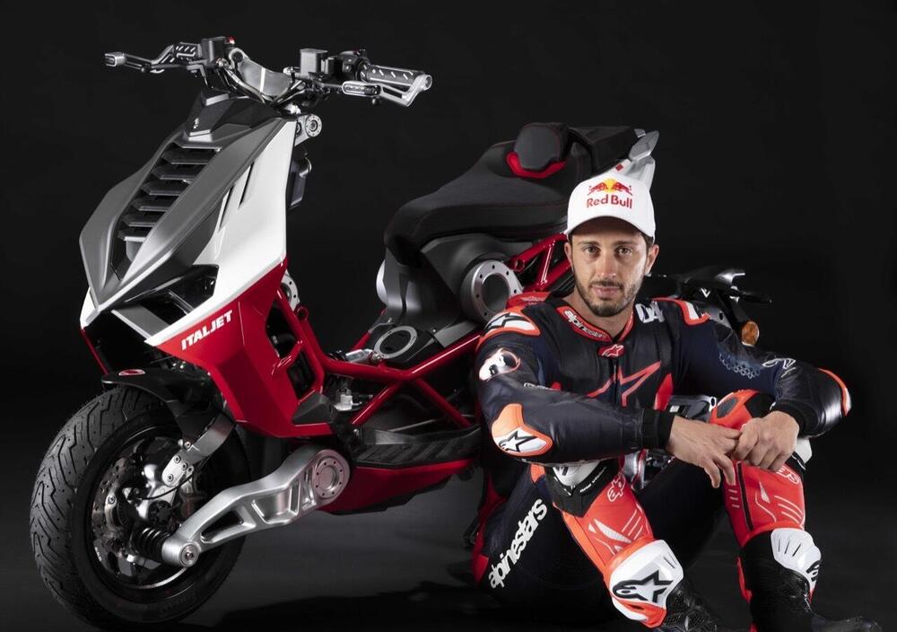 Altro che Aprilia, adesso Andrea Dovizioso fa il collaudatore di scooter