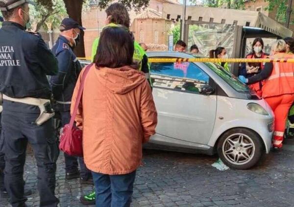 La donna chiusa nella Smart da 5 giorni ha finalmente accettato gli aiuti