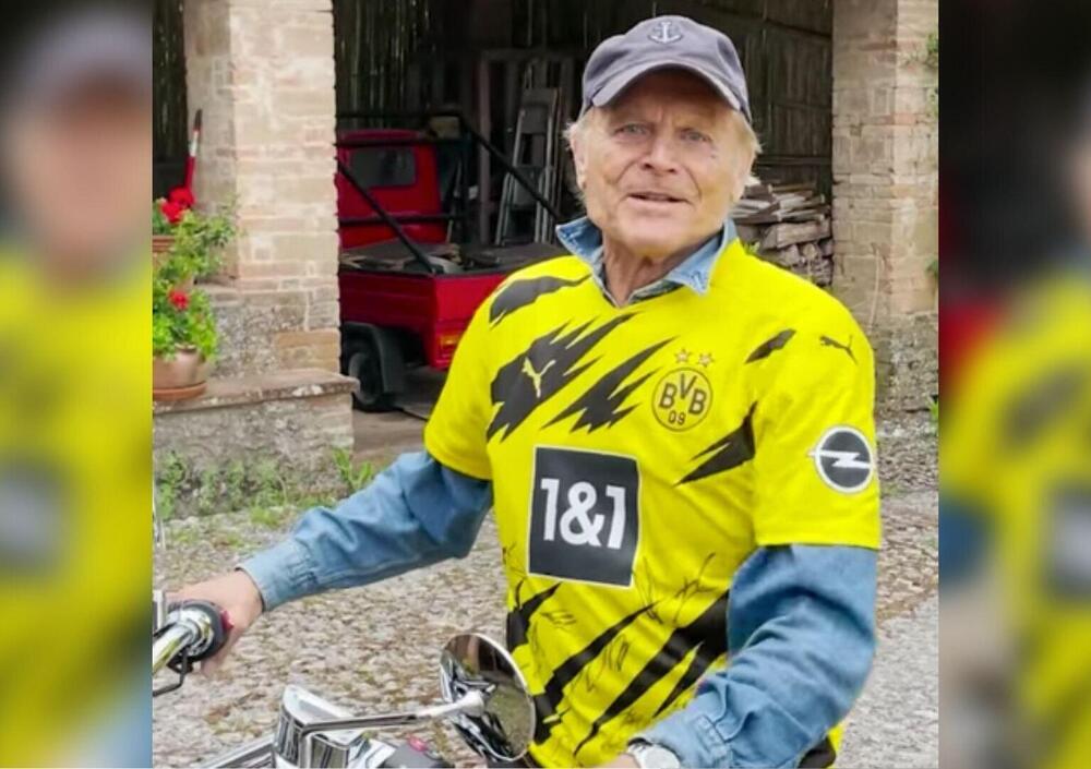 [VIDEO] Terence Hill con la maglia di Haaland su di una BMW R18 per celebrare il Borussia Dortmund