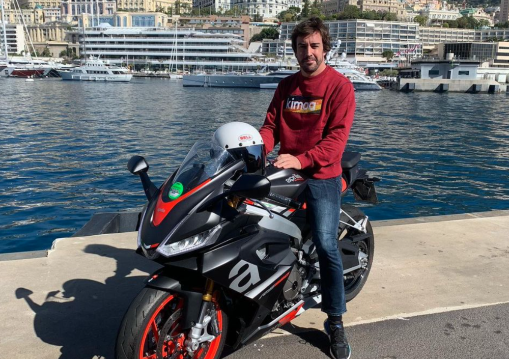 Fernando Alonso in sella all&#039;Aprilia RS660: &quot;Arrivato a Montecarlo con stile&quot;