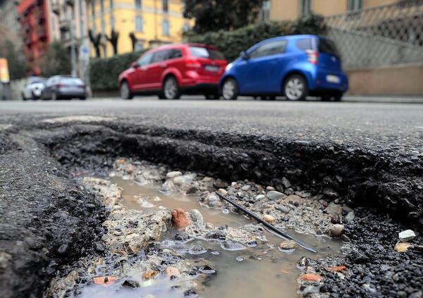 Caduto per via di in una buca. La decisione shock: a risarcire sar&agrave; il dipendente comunale addetto alla manutenzione