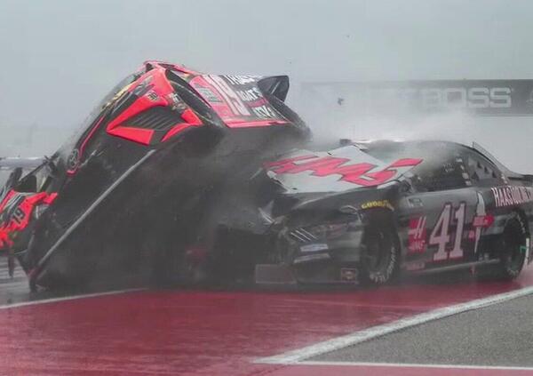 Nascar, paura sotto la pioggia: il video shock dell&#039;incidente al COTA 