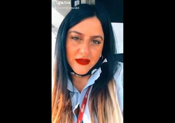 Danza e canta su TikTok mentre guida il bus: il video diventa virale e l&rsquo;Atac la licenzia