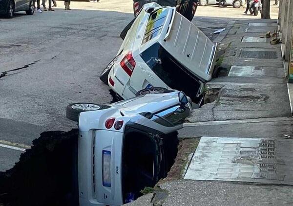 Torpignattara crolla , l&#039;enorme voragine ingloba le auto parcheggiate