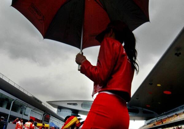 Il cronista e l&rsquo;ombrellina: l&rsquo;amore nato nel paddock della MotoGP finisce in tribunale