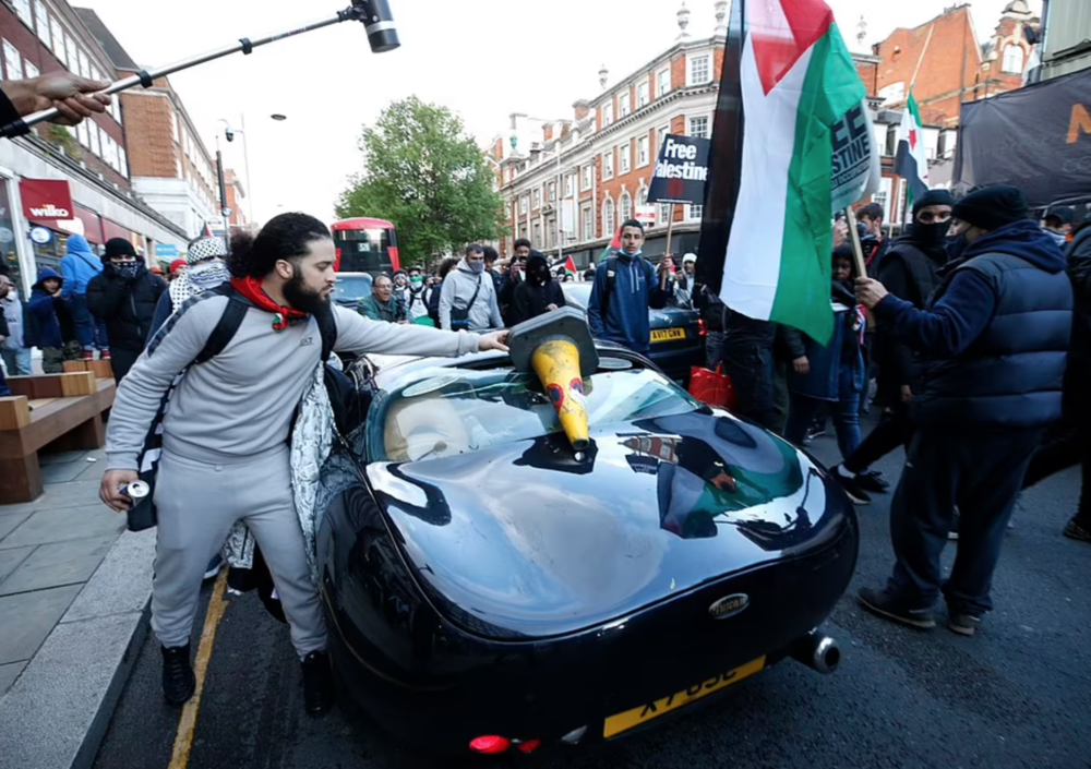 La TVR che viene attaccata a Londra &egrave; un affronto per chi ama le auto [VIDEO]