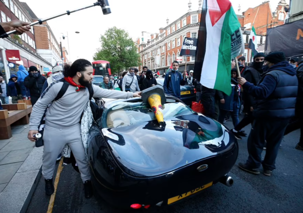 La TVR che viene attaccata a Londra &egrave; un affronto per chi ama le auto [VIDEO]