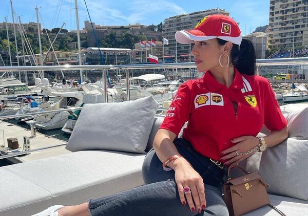 Lady Ronaldo tifa Ferrari: eccola nei box della rossa a Monaco 