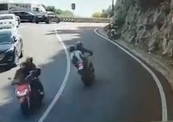 Scooter vs moto in Costiera: si sfiorano e poi si schiantano [VIDEO]