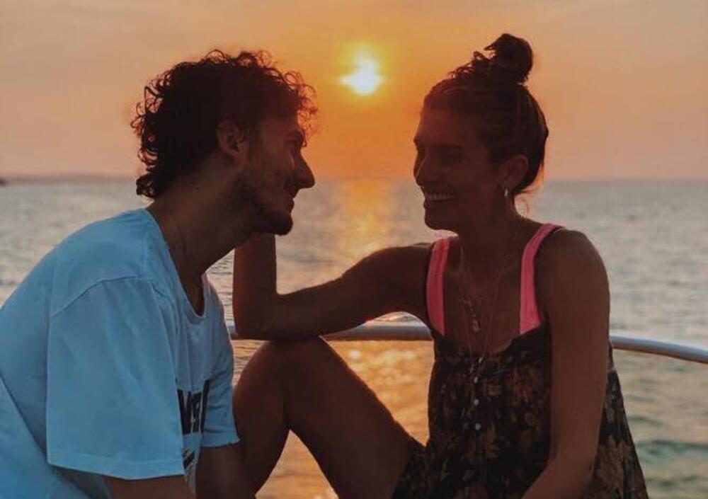 Tutto l&rsquo;amore di Pecco Bagnaia per Domizia Castagnini. Che rivela: &laquo;Fuori dalla pista &egrave; un fifone, l&rsquo;uomo in casa sono io&raquo; 