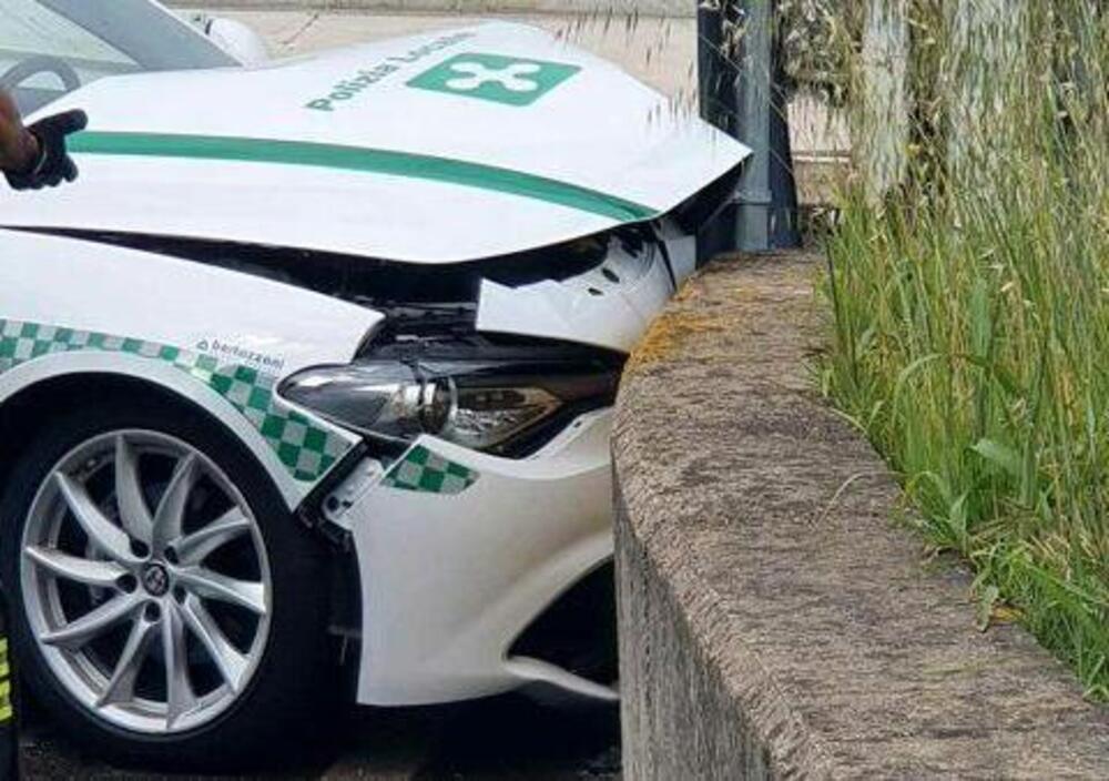 Milano, l&#039;Alfa Romeo Giulia della Polizia Locale schiantata durante un trasporto organi