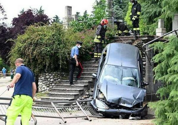 Vola con l&#039;auto da un terrazzo del parco e falcia un bambino, il 72enne aveva la patente ritirata