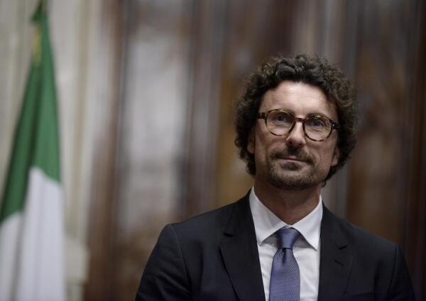 Danilo Toninelli su Autostrade rivela: &quot;Matteo Salvini si arrese quasi subito ai Benetton&rdquo;