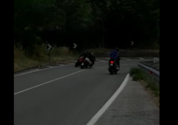 Potenza: invade la corsia col maxiscooter e sfiora una moto. La videodenuncia sui social &egrave; virale [VIDEO]