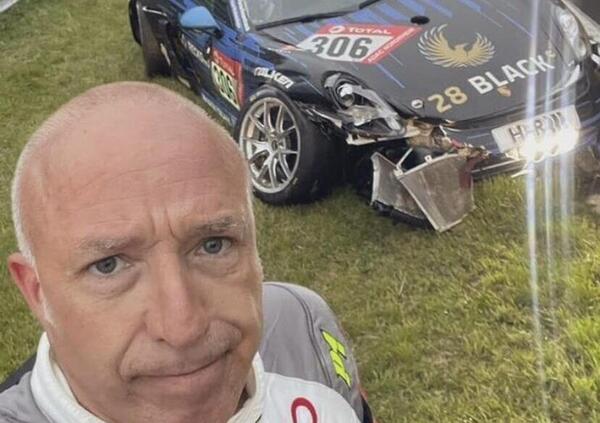 Il nostro eroe &egrave; Tom Coronel: a muro al N&uuml;rburgring si ferma a bordo pista per una diretta Instagram