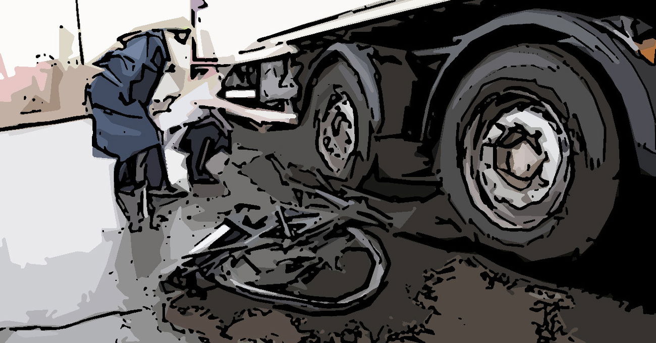 Con la bici elettrica contro il rimorchio di un camion: morto un 43enne