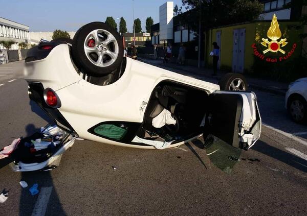 Porta a benedire l&rsquo;auto nuova:10 minuti dopo si schianta e la distrugge