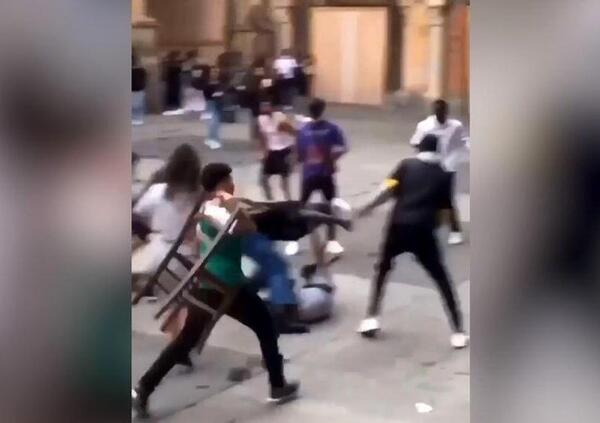 Milano: ancora una maxi-rissa in piazza, presenti anche dei minorenni [VIDEO]