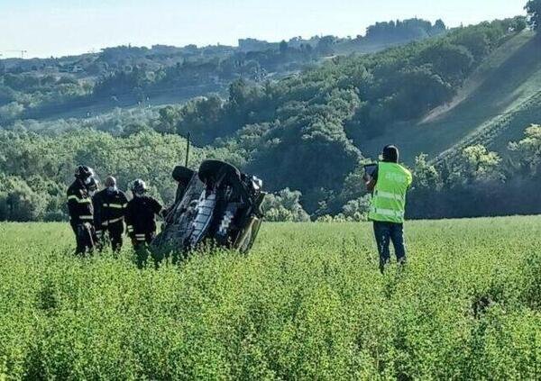 Si ribalta con la BMW e passa tutta la notte nell&rsquo;auto a 50 metri dalla carreggiata