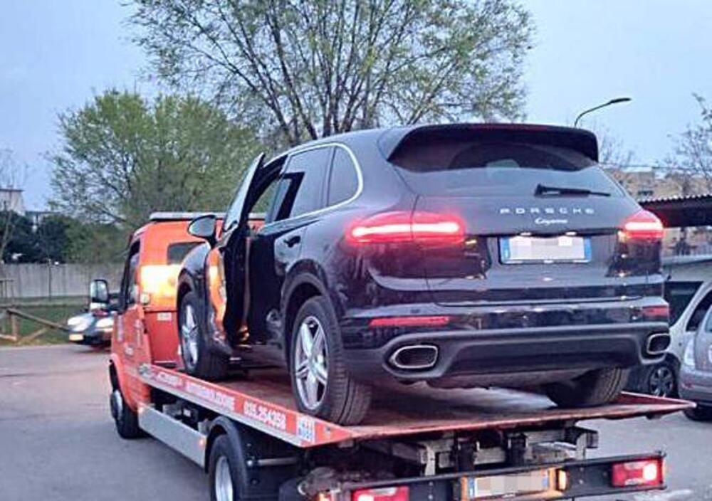 Sequestrata la Porsche intestata a una 80enne senza patente e col reddito di cittadinanza