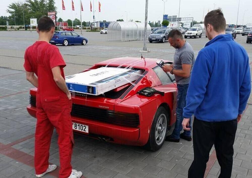 Una tv da 48 pollici su una Ferrari Testarossa? Ecco come!