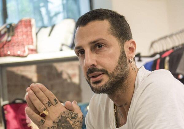 Il caso della polizia a casa di Fabrizio Corona (tutto sui social). L&rsquo;avvocato Chiesa: &laquo;Non siamo in dittatura. Ora denunciamo&raquo;