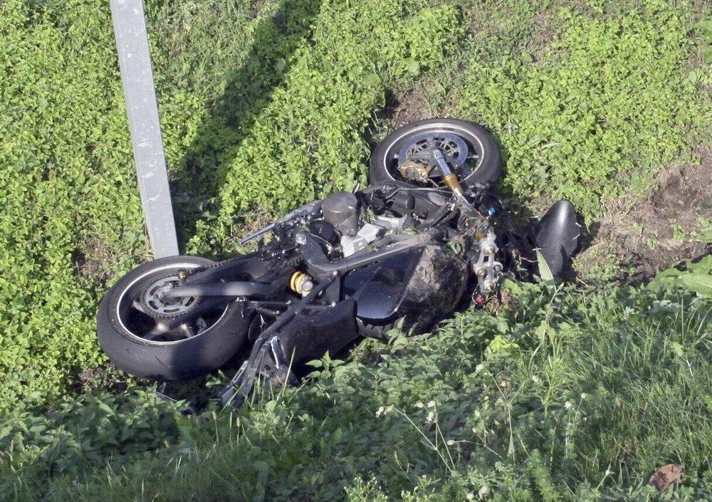 Si schianta in moto nella notte, cadavere decapitato scoperto solo la mattina successiva