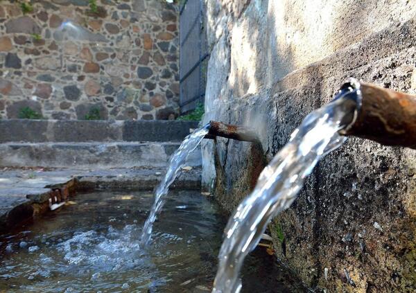 Ciclisti bevono da una fontana e si sentono male: tutti in ospedale