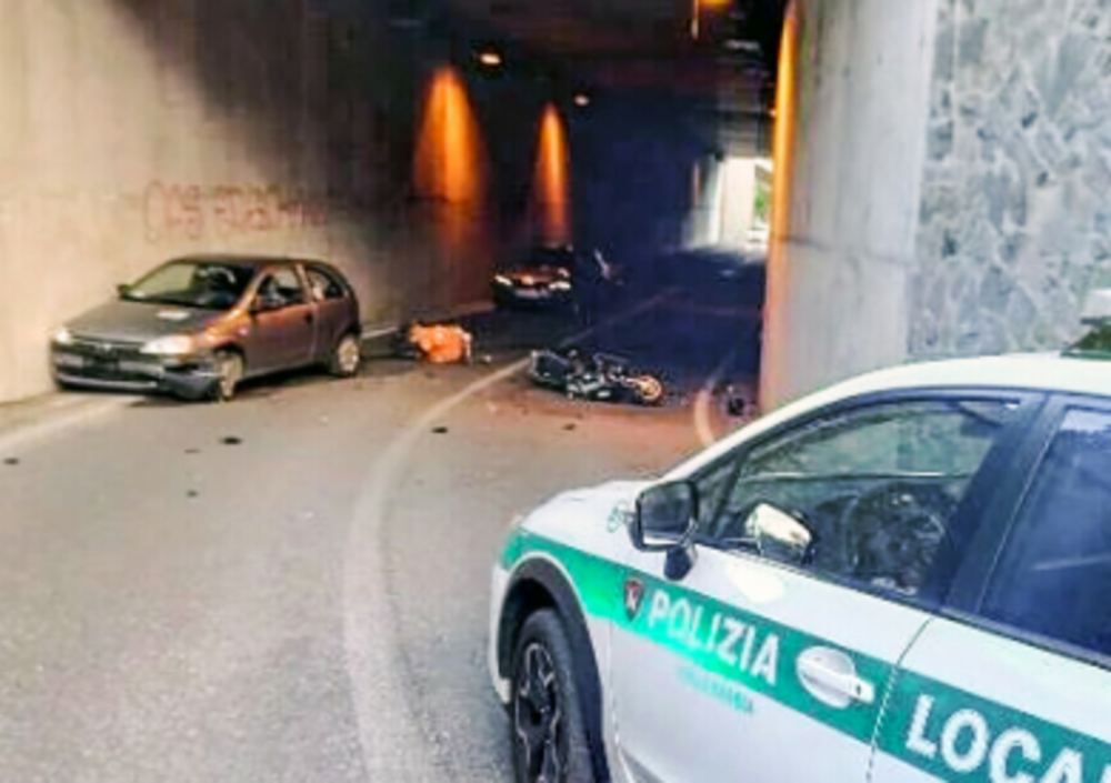 Centra un&rsquo;auto con lo scooter e finisce travolto dal figlio: la brutta serata di due turisti tedeschi