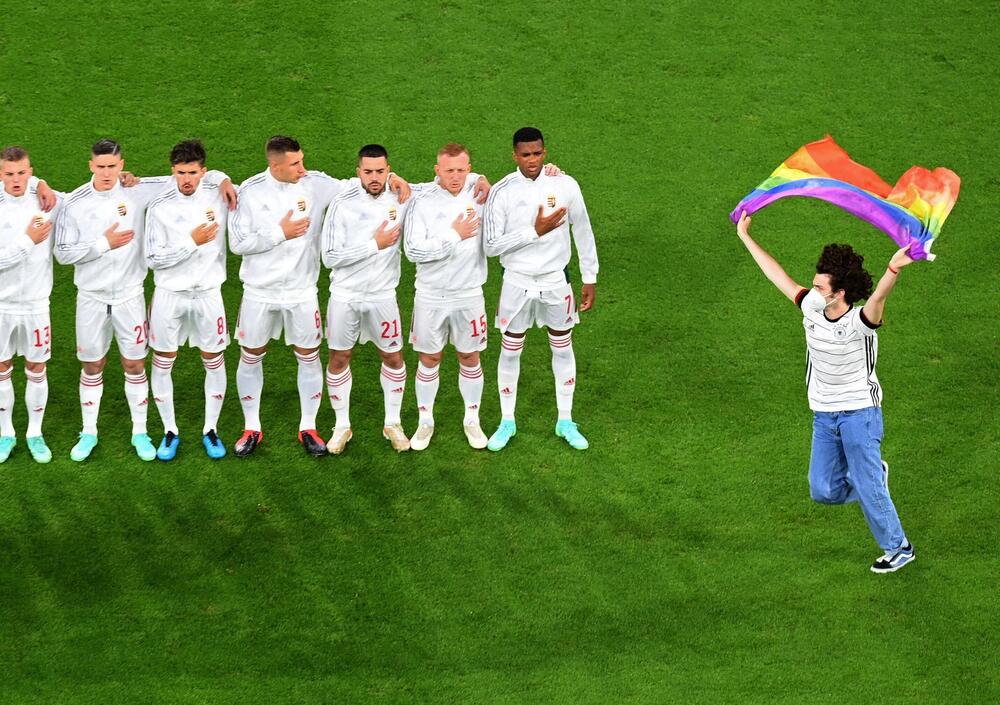 L&rsquo;arcobaleno nel calcio? &Egrave; sbagliato: via dagli stadi il pensiero unico 